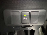 コーナーセンサーを車の前後に装備。障害物までの距離に応じて警告音を変えてお知らせ。縦列駐車時や駐車場・車庫などでの取り回しをサポートします。詳細は販売店スタッフまでおたずねください。