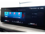 高精細ワイド・ディスプレイ: 視認性に優れた大型タッチパネルを採用。ナビゲーションだけでなく、エンターテインメント機能も鮮明に表示します。