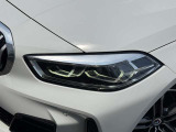 LEDヘッドライト。先進のLEDテクノロジーを採用。照射される白色光の周波特性は太陽に近く、バイキセノンヘッドライトを上回るコントラストでさらに明るく輝きます。悪天候の日でも優れた視認性を発揮します。