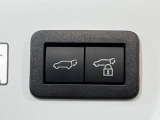 【パワーバックドア】スマートキーや運転席のボタンを押すだけでリアゲートが自動で開閉します!荷物を持っている時や、高い位置にあるバックドアを閉める際に便利な機能です♪