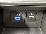 充電用USB端子付き。スマートフォンなどの充電に便利です。