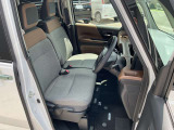 シートリフターは、運転席の座面を上下させて、体格に合わせて調整できる機能です。視界の確保やペダルの操作性、疲れにくさの向上に役に立ちます。