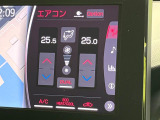 【左右独立型フルオートエアコン】運転席と助手席でそれぞれお好みの温度に設定可能。同乗者にも配慮した、快適な空調をお届け致します。
