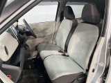 助手席側から見た車内の画像です。使い勝手の良い装備が整う上質な空間が広がっています。シートも快適で乗る人に安心感を与えます。