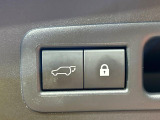 【パワーバックドア】スマートキーや運転席のボタンを押すだけでリアゲートが自動で開閉します!荷物を持っている時や、高い位置にあるバックドアを閉める際に便利な機能です♪