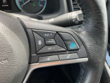 プロパイロットのセットは、親指だけの2ステップでOK!車線をキープし、リーフがアクセル、ブレーキ、ステアリングをコントロールして、前車との車間距離を保つ手助けをします。