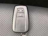 ドアの開閉時、両手が荷物で塞がっている時はキーレスでのカギの解除が大変ですよね。スマートキーはポケットやバッグに入れておけば、ノブに触れただけでロックの解除が可能です。とても便利な機能です。