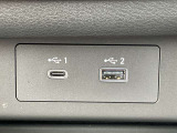 充電端子が装備されていますので車内でスマートフォンなどの充電が可能です。