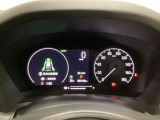 ハイブリット車専用のメーターです。右側の大型スピードメーターに加え、ステアリングスイッチを使って左のマルチインフォメーション・ディスプレイで燃費や動力伝達などの情報が見れるようになっています。