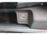 USBソケットがついていますのでコードを繋げばスマートフォンなどの充電が出来ます!
