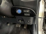 主にスライドドアの開閉と連動して自動で展開・格納される電動ステップです。これにより、特に高齢者や小さな子供の乗り降りが楽になります