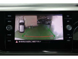 後退時に車両の後ろ側をモニター画面に表示します。車庫入れなどでバックする際に後方確認ができて便利です。