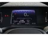 メータは先進的なデジタルメーターを採用!ゆっくりと数字が動くのでとても見やすく表示されます!平均燃費なども表示、エコな運転の手助けをしてくれます!