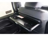 車内での休憩時などに軽食や飲み物を置けるシートバックテーブル。