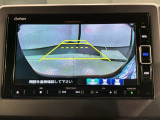 リバースギアに入れるだけで後方の表示へ切り替わります。夜間や雨の日の駐車も楽になりますよ。