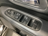 ハンドルの右側に電動格納付きパワーミラーの操作スイッチがついています。左右のサイドミラーの角度調節も微調整ができて便利です。パワーウインドウは運転席でドア4枚とも上下の操作ができるようになっています。