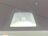 【ホンダセンシング】走行中に前方の車両等を認識し、衝突しそうな時は警報とブレーキで衝突回避と被害軽減をアシスト。より安全にドライブをお楽しみいただけます。