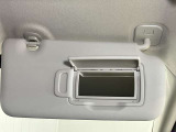 【運転席サンバイザー】鏡が付いているのでメイク直しなどにも便利★
