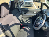 運転席もゆったり座ることができますよ☆