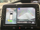 【アラウンドビューモニター】車を上から見下ろしているかのような映像で周囲の状況がひと目で確認、狭い駐車場に駐車するときも安心です♪