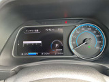 車両情報などを表示するマルチセンターディスプレイを備えた下部メーター、平均電費・走行可能距離や走行用バッテリーの情報も表示します。