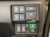 両側電動スライドドアは運転席から操作ができるよう、操作スイッチが付いています。Hondaセンシング用のVSA(ABS+TCS+横滑り抑制)解除とレーンキープアシストシステムなどのスイッチがあります。