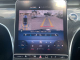 【360&deg;カメラシステム】4つのカメラにより、車両周囲を俯瞰で確認することができます。カメラの呼び起しは手動でも可能ですので、狭い道でも安心してお乗りいただけます。