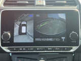 上空から見下ろしているかのような映像をディスプレイに映し出し、スムースな駐車をサポートします。画面は「トップビュー」のほか「サイドブラインドビュー」への切り換えが可能。ますます安心です