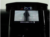 パノラミックビューモニター装備!サイドビュー・車両に取り付けたフロント、サイド、バックカメラの映像を合成して画面上に表示させることで、低速時の運転を補助する装置です。