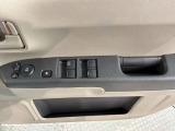 狭い駐車場で便利な電動格納ドアミラーが付いています。