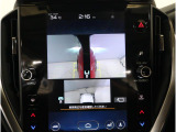 左右のサイドカメラ映像を同時に表示し、車両周囲の死角をしっかりカバー。狭い道や駐車時の接触リスクを減らし、安心して操作できる視界を確保します。