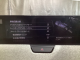 カメラが車線を認識してはみ出しそうになるとステアリングアシストが介入するレーン・キープ・アシストシステムを装備しております。お好みで作動・非作動の設定も可能です。