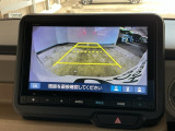 【バックカメラ】運転が苦手な方も車庫入れラクラクです!ギアをリバースに入れれば自動的に切り換わりますので、面倒な操作は不要です♪狭い駐車場もお車を傷つけず安心ですね!