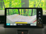 【バックカメラ】駐車時に後方がリアルタイム映像で確認できます。大型商業施設や立体駐車場での駐車時や、夜間のバック時に大活躍!運転スキルに関わらず、今や必須となった装備のひとつです!