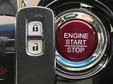 【Hondaスマートキー】カバンやポケットに入れたままでもドアの施錠・解錠が可能なスマートキーを装備。エンジンのオン・オフ時もカギを取り出す必要が無いからとっても便利です♪