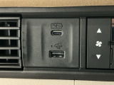 【USBポート】USBポートも装備されています!スマートフォンのオーディオに連携も可能です。今や欠かせない装備の一つです!そして、充電用は急速充電に対応しているtype-Cとなっています♪