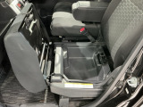 助手席のシート下には便利な収納スペースがあります。