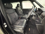 座面も厚みがあり背もたれも高く、広い足元にゆったり座れるシートです。運転席と助手席の間が空いている為、助手席側への移動がスムーズです。交通量の多い道でも助手席側から乗り降りができます。