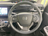 インテリアに合わせたデザインのステアリングは、運転される方のことも考え、運転しやすい形状、大きさです。是非一度、実際に触ってお確かめください。