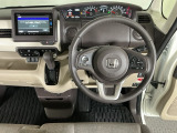 【ハンドル】運転にかかわる様々な操作を安全に行えるように視点移動が少なく操作性に配慮されたスイッチ類が凝縮されたコックピットです。
