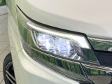 【LEDヘッドライト】悪天候や夜間走行時も良好な視界を確保し安心して運転できる高輝度LEDヘッドライトを装備!点灯速度が早く、消費電力も抑えられています。