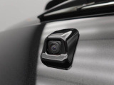 後退時に車両の後ろ側をモニター画面に表示します。車庫入れなどでバックする際に後方確認ができて便利です。車庫入れが苦手な人もこれで安心。