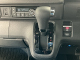オートマチックシフトレバーは、手になじみ操作しやすい形状で安全運転にもつながります♪