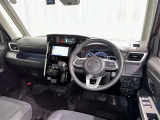 運転席まわりです。 各操作スイッチは使いやすい位置に配置されてます。