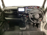 車内は光触媒抗菌消臭施工済です。インパネ周りはスタイリッシュなデザインで機能や装備も充実しています。グローブボックスやカップホルダーのほかにトレーなどたくさんの収納スペースが付いています。