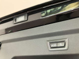 ボタン1つでリアハッチの開閉が可能です。またコンフォートアクセスが付いていれば鍵をポケットに入れた状態でキックで開閉も可能です。