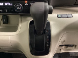 CVT車のセレクトレバーです。低速から高速まで、変速ショックのないスムーズな走りを実現するとともに、エンジン効率のよい領域を維持することで燃費にも貢献します。