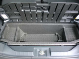 荷室下に深い収納が付いています。
