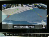 ギアを『R』に入れた後、カメラボタンを2回押すと、ナビ画面に後方の映像を映してくれるので、駐車がし易くなります。