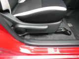 運転席シートには手動式のシートリフター機能が備わっています。